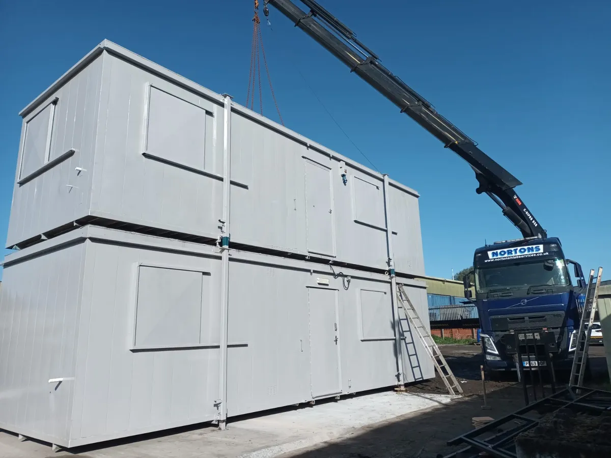 Stacking portable cabins on a site