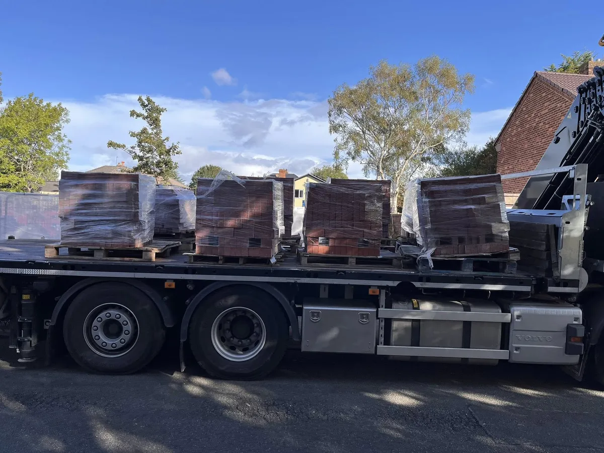 HIAB 558 crane truck lifting a heavy load UK